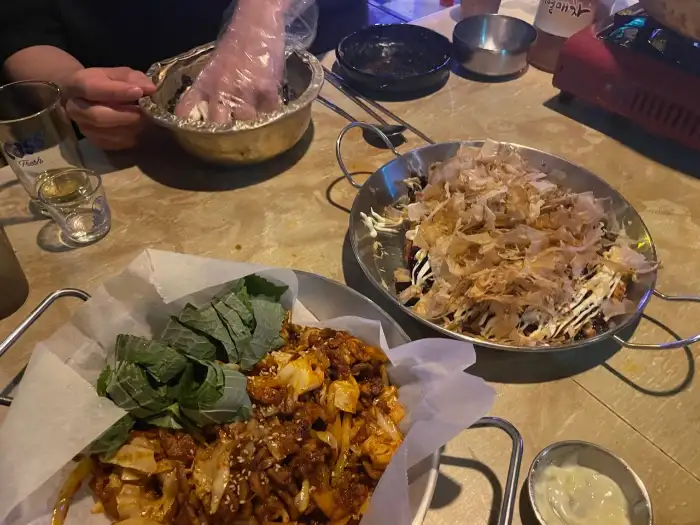 김치전골을 덜어놓은 모습