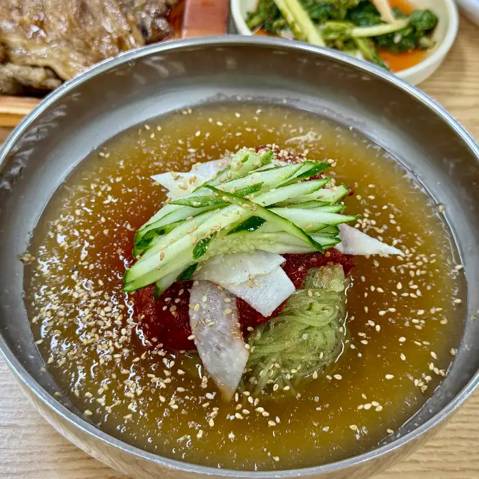 비빔냉면과 고기
