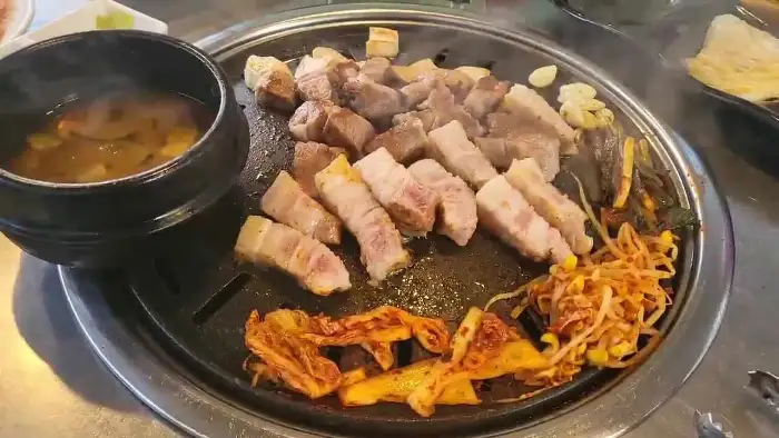 먹음직스럽게 익은 삼겹살과 볶음밥