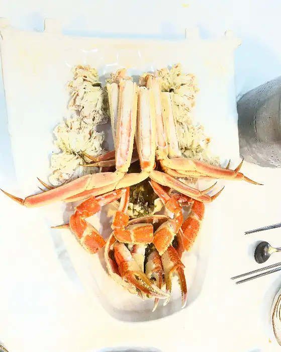 잘 쪄진 대게 한 마리가 푸짐하게 담긴 접시