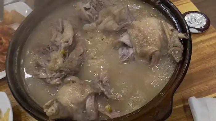 김이 모락모락 나는 오리백숙 국물 클로즈업