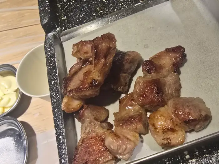 앞 접시에 담겨 나온 구운 고기