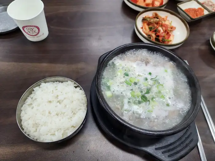 순대국밥과 밥, 밑반찬 세팅