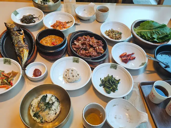 푸짐한 한상차림 전체 모습