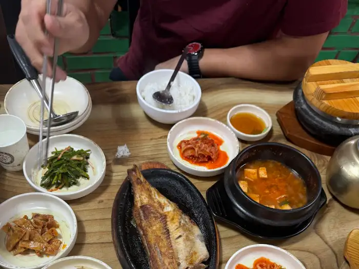 생선구이와 밥, 밑반찬 차림