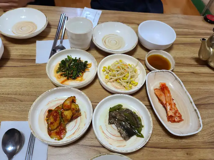 다양한 밑반찬 사진