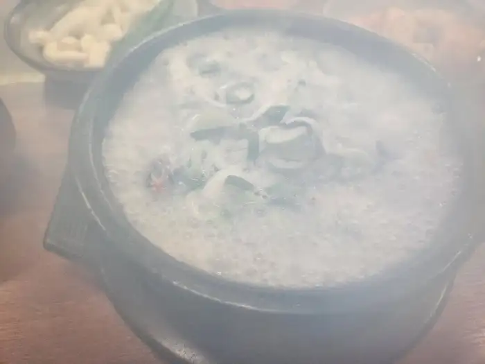 김이 나는 돼지국밥