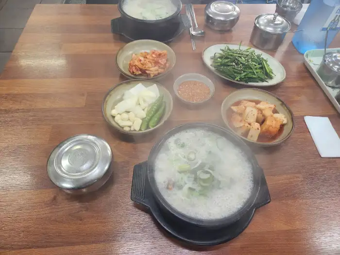 돼지국밥과 밑반찬 세팅