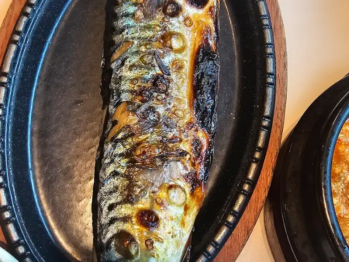 노릇하게 구워진 고등어구이