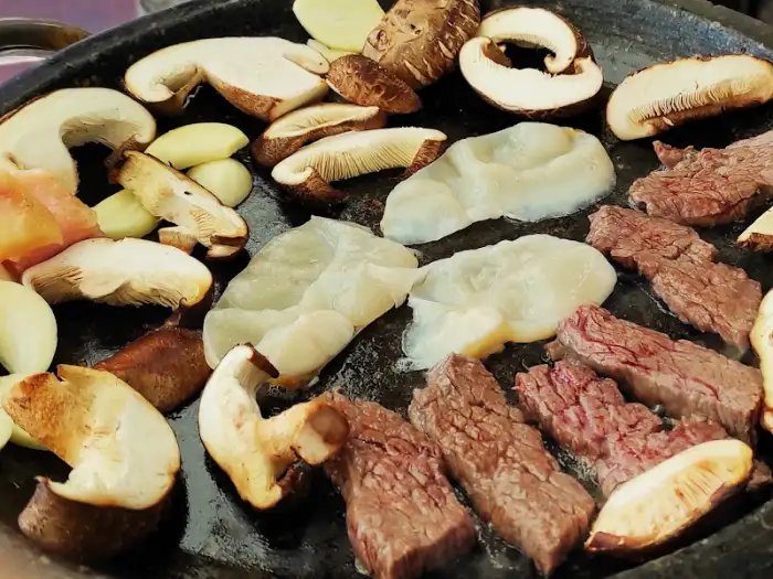 삼합 재료 굽는 모습