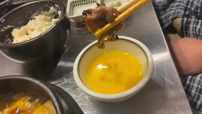 신선한 고기를 계란물에 찍어 먹는 모습