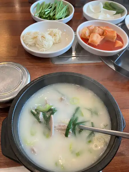 김이 모락모락 나는 순대국밥 근접샷