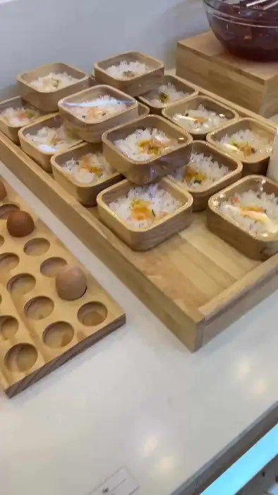 디저트 코너에 준비된 미니 컵 디저트
