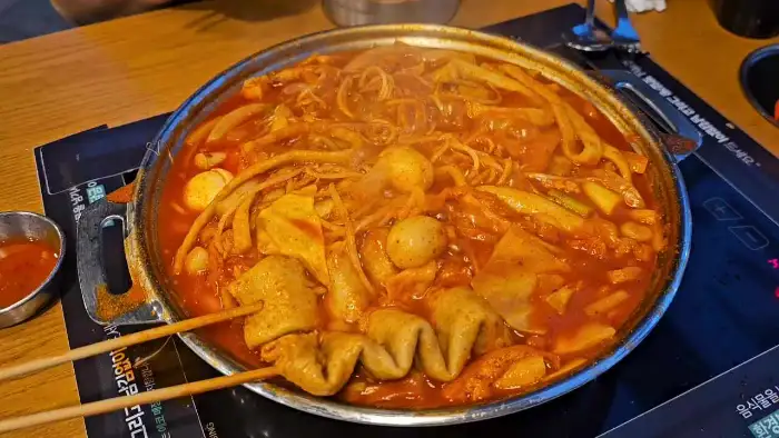 떡볶이 냄비와 꼬치 어묵