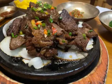 서울에서 만난 육회의 달콤함과 석갈비의 향연: 이 동네 맛집, 꼭 가봐야 할 이유!