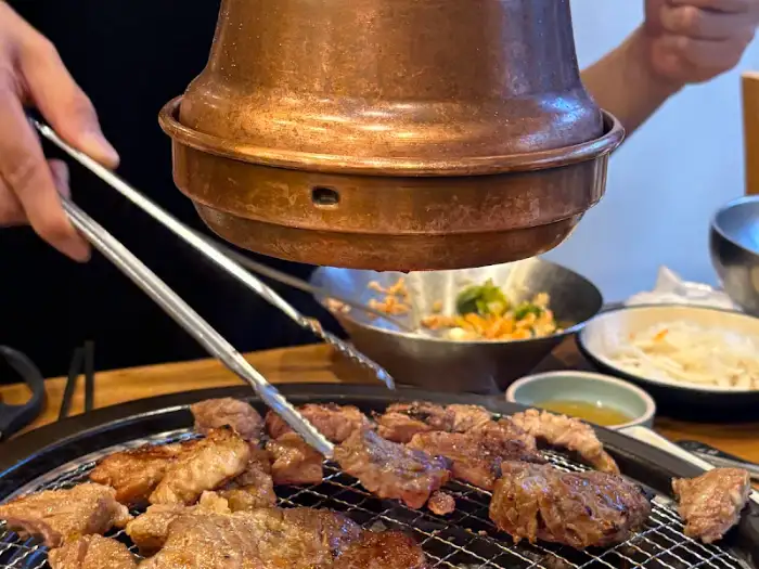 불판 위에 올려진 돼지갈비