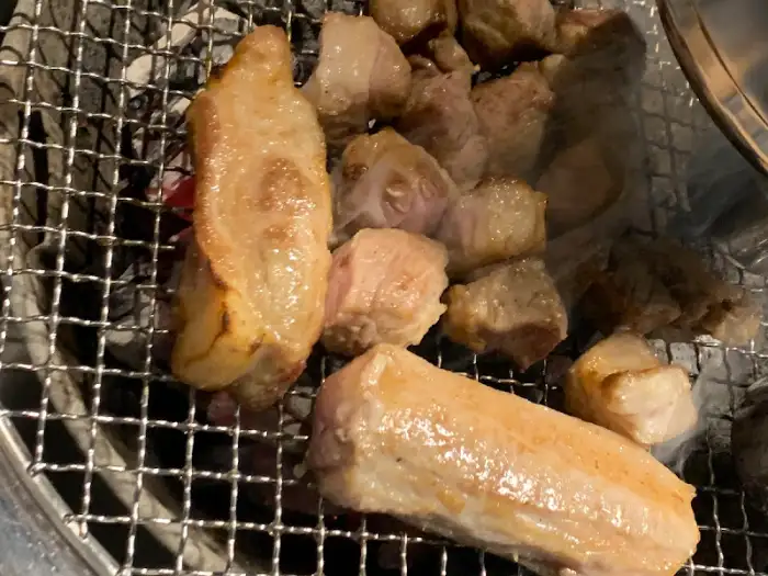 불판 위에서 구워지는 고기
