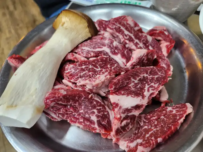신선한 생갈비살과 새송이 버섯