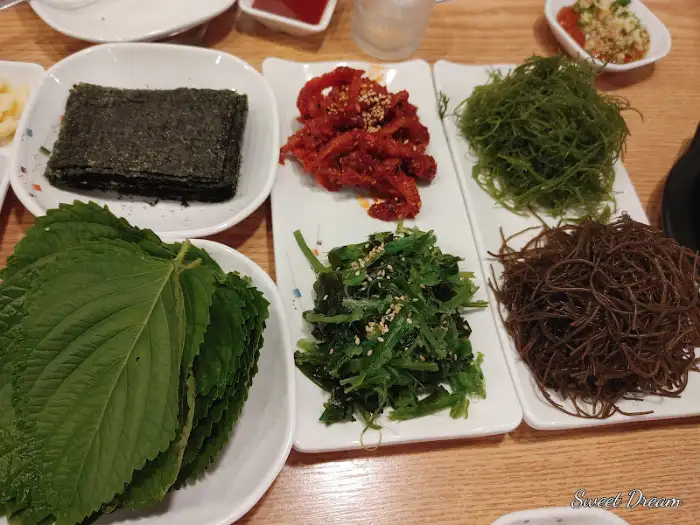 다양한 해초류와 깻잎