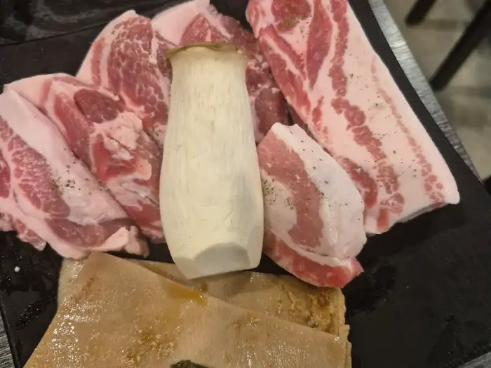 모듬한판에 포함된 신선한 삼겹살, 꼬들목살, 껍데기