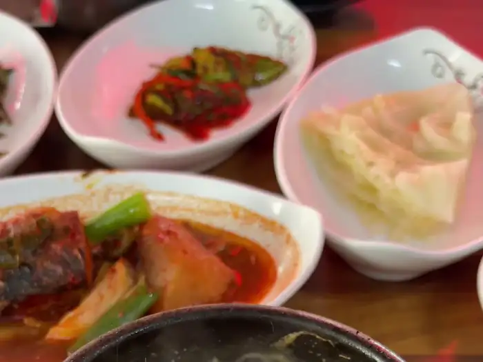 여러 가지 밑반찬이 담긴 작은 접시들