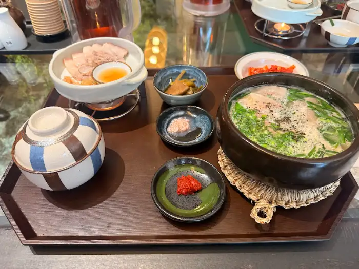푸짐한 돼지국밥 한상차림