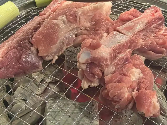 숯불 위에서 구워지는 돼지고기