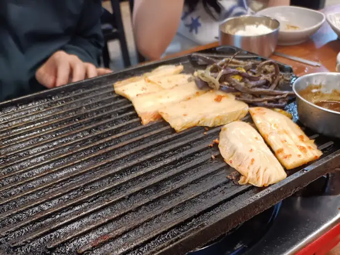 달궈진 불판 위에서 지글지글 익어가는 흑돼지 오겹살