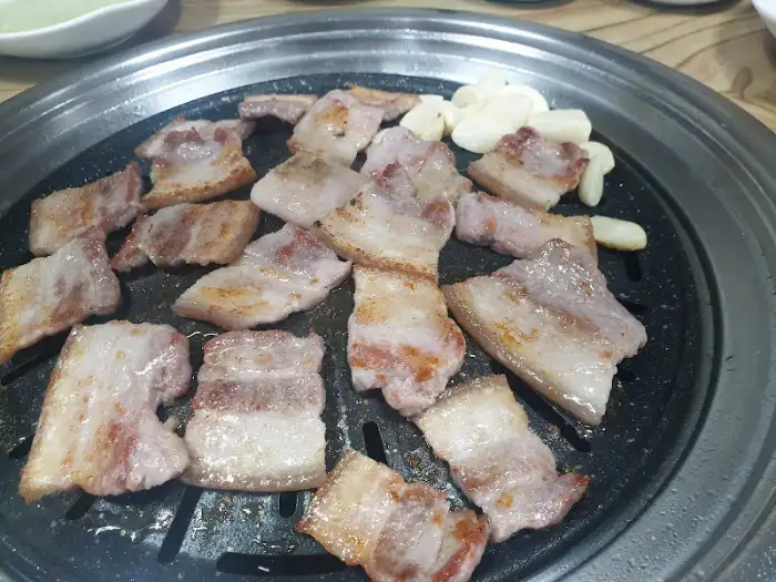불판에 구워지는 삼겹살