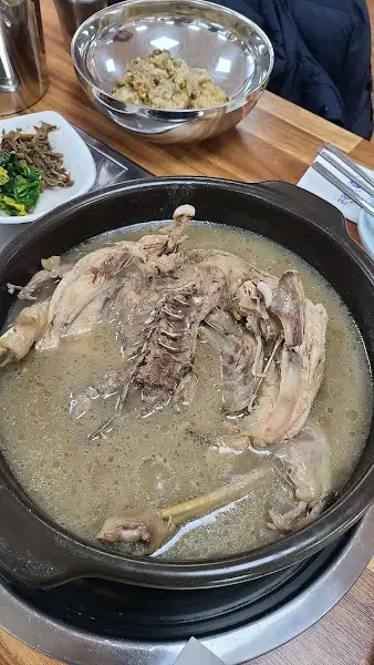 김이 모락모락 나는 백숙 한 상