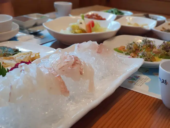 푸짐하게 차려진 한정식 한 상