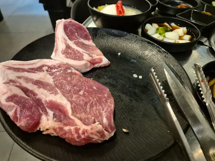 신선한 삼겹살 덩어리