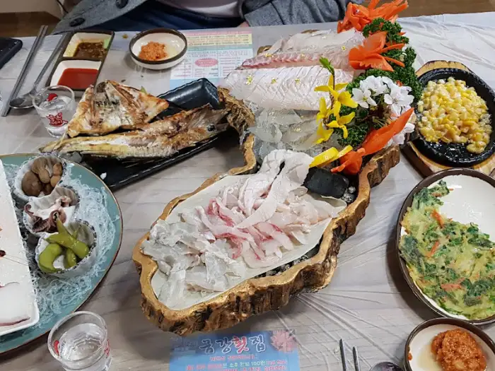 횟집 내부 테이블 세팅