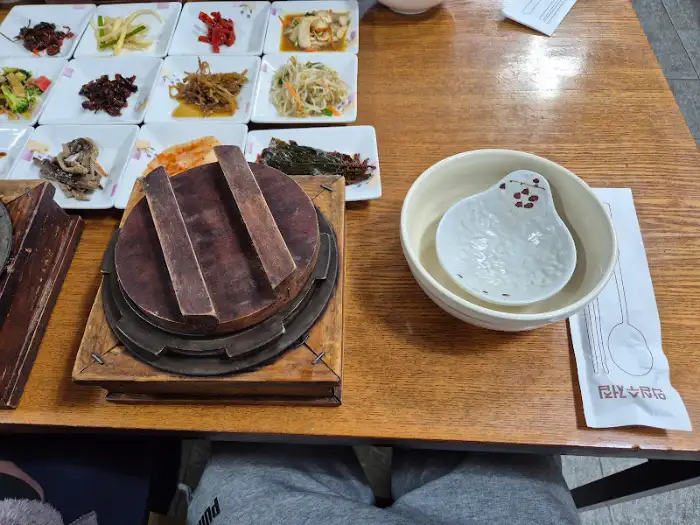 정갈하게 차려진 테이블 세팅 모습