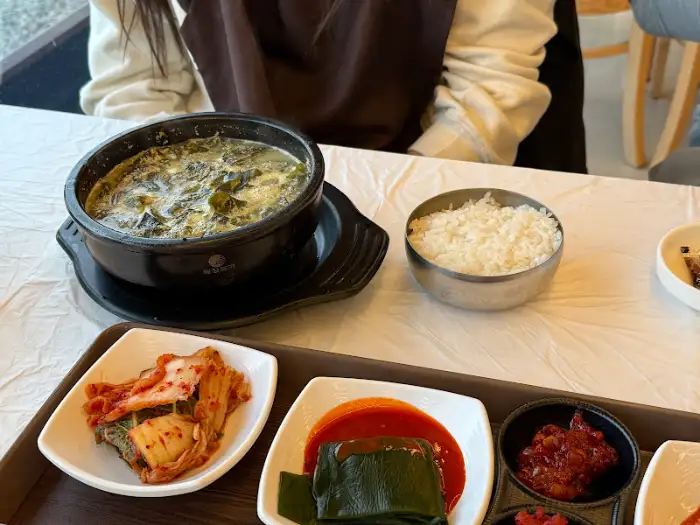 들깨 미역국과 밥, 김치 등 기본 반찬