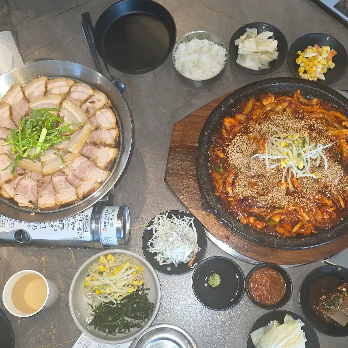 돌판 오징어와 수육, 그리고 다양한 반찬이 함께 나온 상차림
