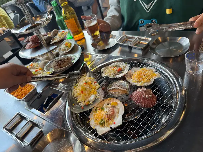조개구이와 함께 구워지는 다양한 해산물