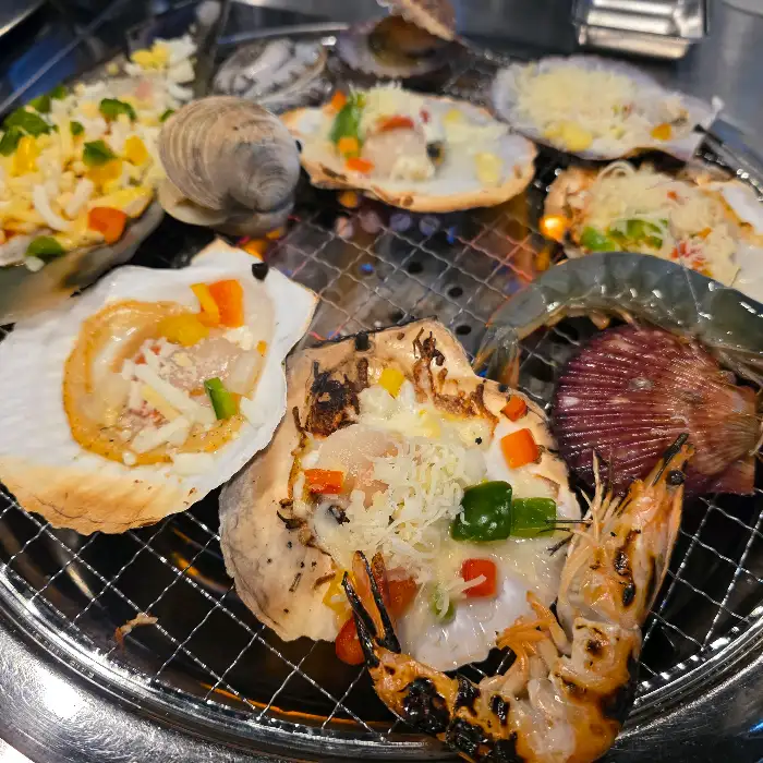 치즈와 함께 구워지는 새우와 조개