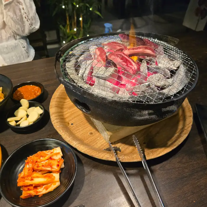 화로 위에서 맛있게 구워지는 고기
