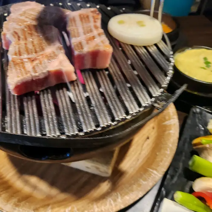 화로구이 중인 고기와 곁들임 메뉴