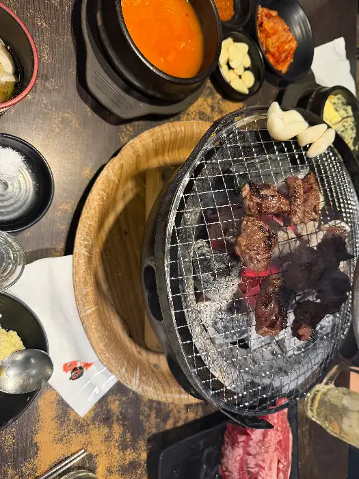 다양한 곁들임 메뉴와 함께 즐기는 고기