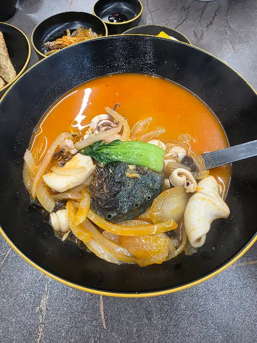전복, 오징어, 새우 등 해산물이 풍성하게 들어간 짬뽕
