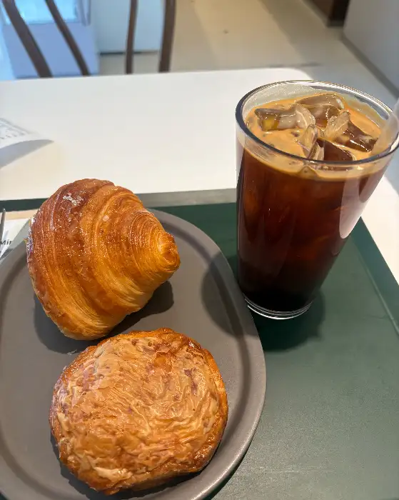 다양한 빵이 진열된 카운터 모습