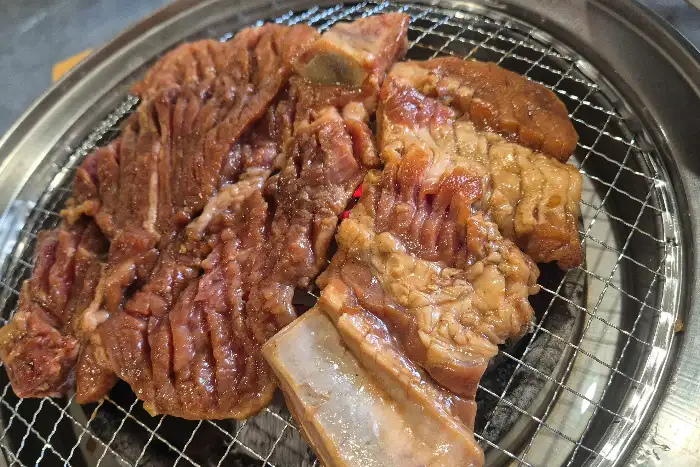 숯불 위에서 맛있게 구워지고 있는 돼지갈비
