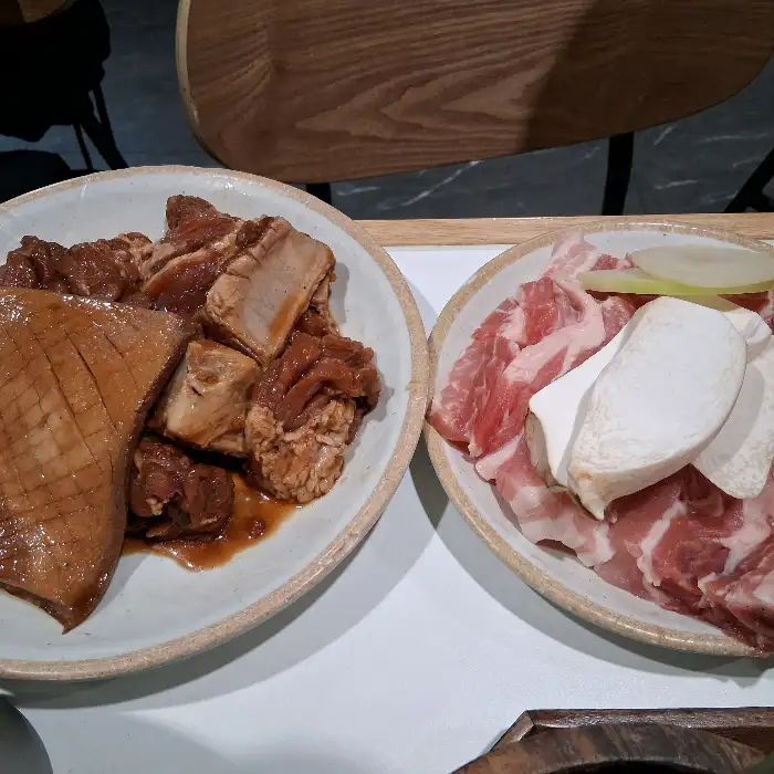 맛있게 익은 돼지갈비와 곁들임 메뉴