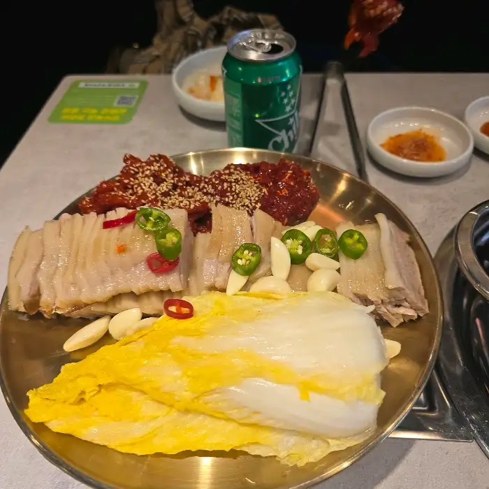 보쌈과 곁들여 먹기 좋은 김치와 마늘, 고추