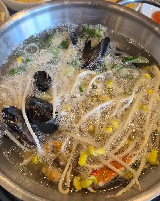 해물칼국수의 푸짐한 해산물과 시원한 국물