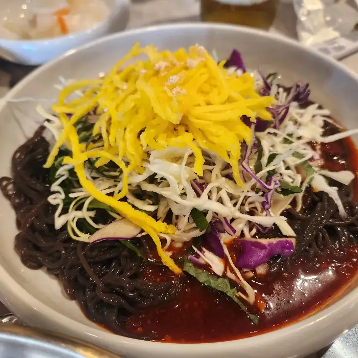 잘 삶아진 칼국수 면과 채소