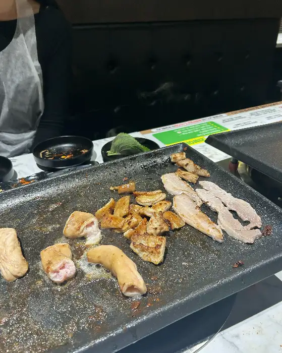 불판 위에서 맛있게 익어가는 고기