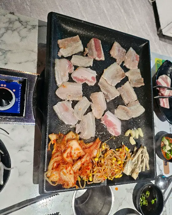 다양한 밑반찬과 쌈 채소